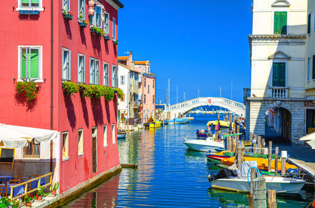 paysage urbain de chioggia avec le canal étroit d’eau - chioggia photos et images de collection