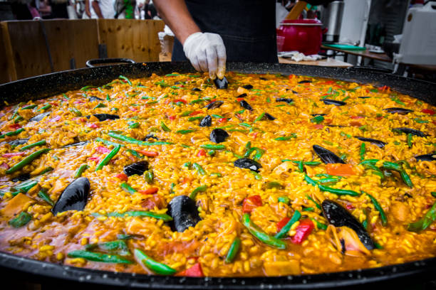 cocina de paella de mariscos - spanish cuisine fotografías e imágenes de stock