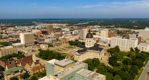 vista aérea no meio do dia no edifício capital do estado em topeka kansas eua - kansas topeka state capital - fotografias e filmes do acervo