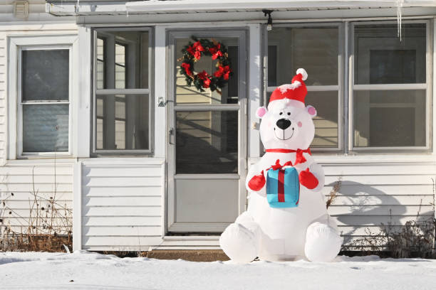 надувной рождественский медведь - screen door door porch house стоковые фото и изображения