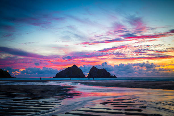 istock Gull rocks at sunset in Hollywell Bay in Cornwall, UK 1272884414