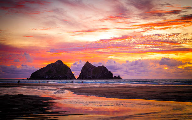 istock Gull rocks at sunset in Hollywell Bay in Cornwall, UK 1272884493