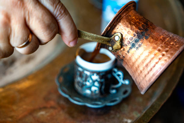 türk kahvesi közlerde pişer - türk kahvesi stok fotoğraflar ve resimler