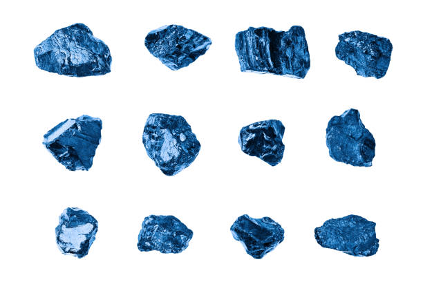 Dark blue gem stones set white background isolated closeup, raw sapphire gemstones collection, group shiny quartz rocks, rough amethyst, brilliant crystals, natural mineral samples, jewelry production piedras gemas de color azul oscuro establecen fondo blanco aislado primer plano, colección de piedras preciosas de zafiro crudo, grupo rocas de cuarzo brillante, amatista áspera, cristales brillantes, muestras minerales naturales, producción de joyas