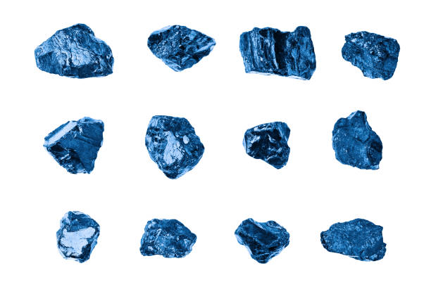 pierres de gemme bleu foncé ensemble fond blanc plan rapproché isolé, collection de pierres précieuses de saphir brut, groupe roches brillantes de quartz, améthyste rugueux, cristaux brillants, échantillons de minéraux naturels, production de bijoux - sapphire photos et images de collection
