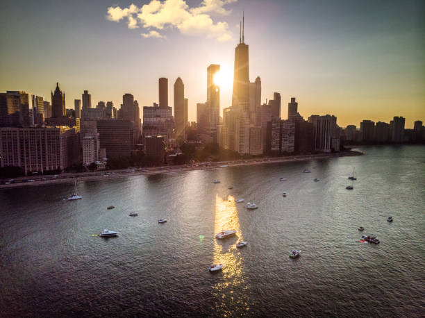 zomer chicago zonsondergang in de box van lake michigan - babybox stockfoto's en -beelden