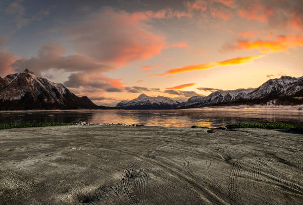 abraham lake al amanecer en invierno - dawn mountain range mountain canadian rockies fotografías e imágenes de stock