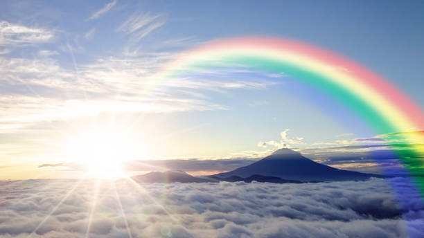 富士山を取り巻く雲の海と地平線からの日の出 - rainbow ストックフォトと画像