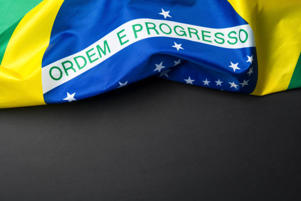 黒い粒状の背景に横たわっているブラジルの旗 - education slate blackboard communication ストックフォトと画像