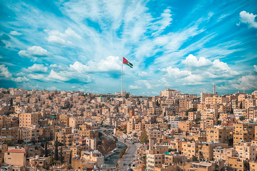 Bandera de Jordania en Ammán, vista del paisaje del fondo del cielo nublado photo