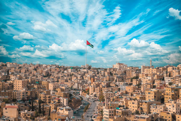 암만의 요르단 국기, 흐린 하늘 배경의 풍경 - jordan 뉴스 사진 이미지