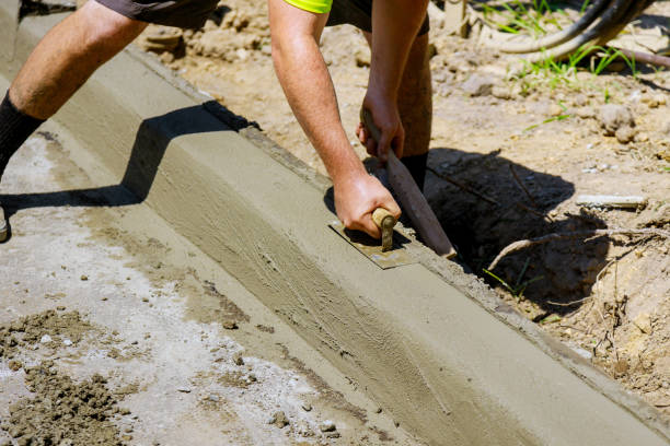 il processo di costruzione del marciapiede, l'installazione di un cordolo - formwork concrete curb cement foto e immagini stock