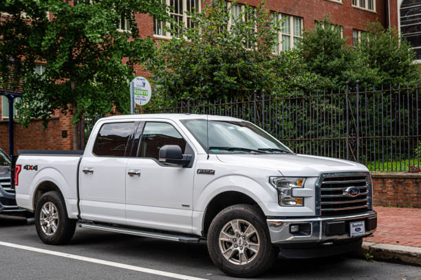 picape ford branca estacionado na lateral da rua, filadélfia - philadelphia pennsylvania sidewalk street - fotografias e filmes do acervo