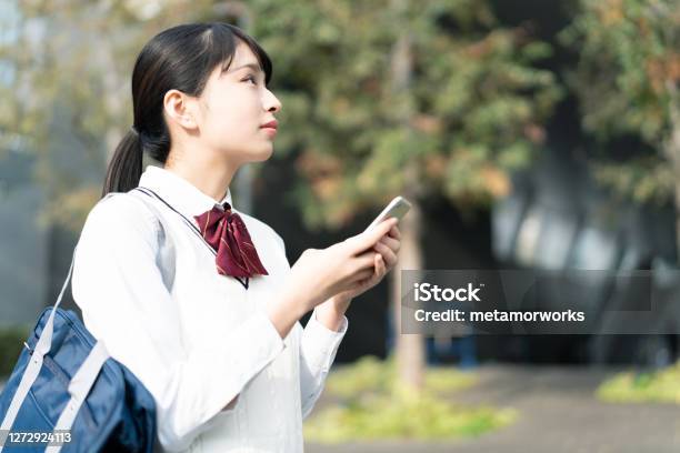 スマートフォンを使用してアジアの女子高生 - スマートフォンのストックフォトや画像を多数ご用意 - スマートフォン, 日本人, 学生