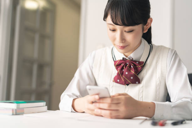 スマートフォンを使用してアジアの女子高生。