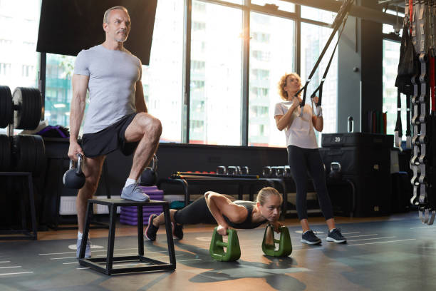 pessoas treinando em academia - weight training body building men human muscle - fotografias e filmes do acervo