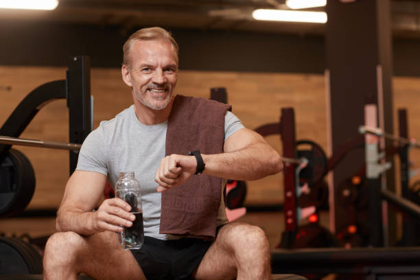 uomo rilassante dopo l'allenamento - weight training body building men human muscle foto e immagini stock