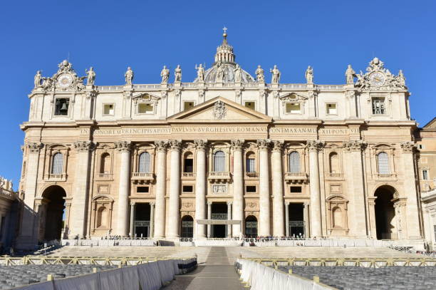 サンピエトロ広場のサンピエトロ大聖堂のファサードビュー。バチカン市国、ローマ、イタリア。 - rome italy vatican st peters basilica ストックフォトと画像