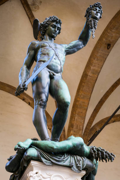 der cellini-perseus in der loggia dei lanzi auf der piazza della signoria in florenz - palazzo vecchio piazza della signoria florence italy italy stock-fotos und bilder