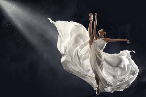 балерина прыжки в белом шелковом платье, современный балет танцовщица в пойнт-обувь, развевающиеся размахивая тканью, серый фон - the splits фотографии стоковые фото и изображения