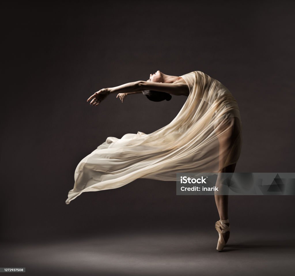 Ballerina tanzen mit Seide Stoff, moderne Balletttänzerin in Flattern winken Tuch, Pointe Schuhe, grau Hintergrund - Lizenzfrei Tanzen Stock-Foto