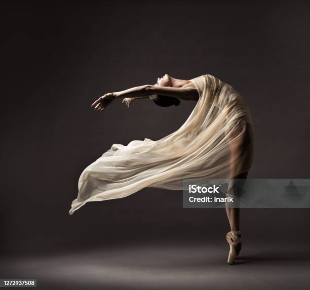Ballerina Tanzen Mit Seide Stoff Moderne Balletttänzerin In Flattern Winken Tuch Pointe Schuhe Grau Hintergrund Stockfoto und mehr Bilder von Tanzen