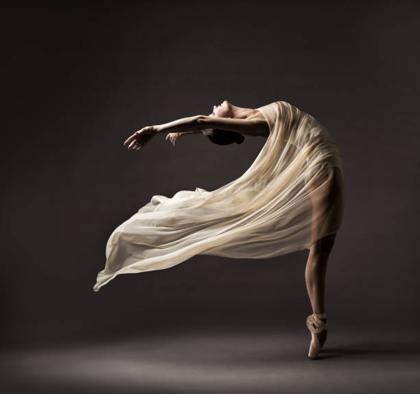 ballerina danzante con tessuto di seta, ballerina moderna in stoffa ondulata svolazzante, scarpe a punta, sfondo grigio - ballerino artista di spettacolo foto e immagini stock