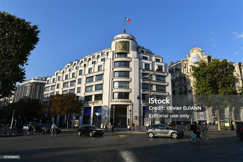 Ledificio Del Negozio Louis Vuitton Sugli Champs Elysees A Parigi