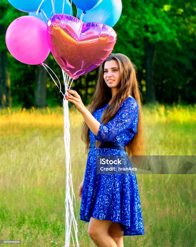 Dziewczyna ręka trzyma kolorowe balony wykonane z retro vintage efekt filtra, happy birthday summer concept i ślub honeymoon party - Zbiór zdjęć royalty-free (20-24 lata) Dziewczyna ręka trzyma kolorowe balony wykonane z retro vintage efekt filtra, happy birthday summer concept i ślub honeymoon party - Zbiór zdjęć royalty-free (20-24 lata)