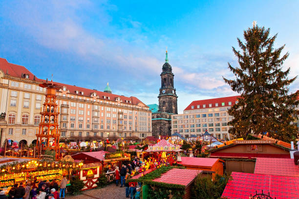 el famoso mercado navideño de dresde "striezelmarkt", alemania - dresde fotografías e imágenes de stock