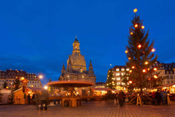 kerstmarkt in de frauenkirche in dresden, duitsland - semperoper dresden stockfoto's en -beelden