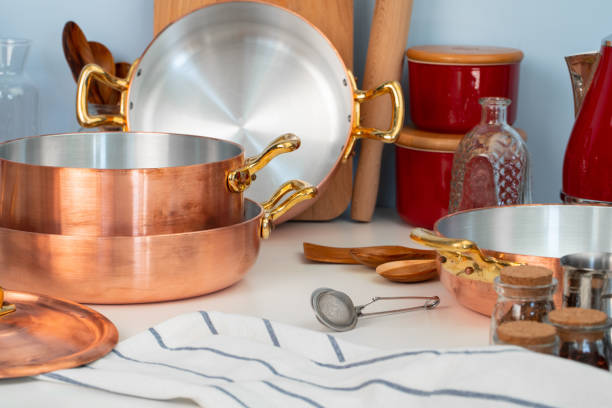 zbliżenie nowoczesnego wnętrza kuchni z miedzianymi naczyniami kuchennymi - copper pans zdjęcia i obrazy z banku zdjęć