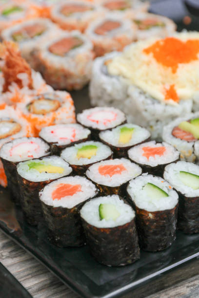 gourmet sushi platter zamknij food shot - sushi california roll salmon sashimi zdjęcia i obrazy z banku zdjęć