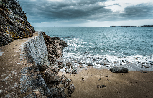 Walk at the foot of the cliffs of the city of Dinard