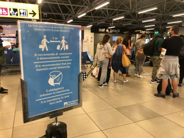 oddalanie i maski ochronne role na znak na lotnisku ciampino we włoszech. - ciampino airport zdjęcia i obrazy z banku zdjęć