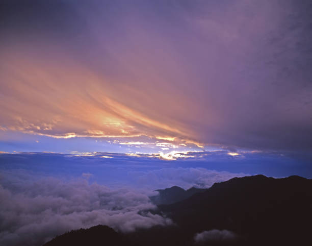 istock Caixia sea of ??clouds 1272961181