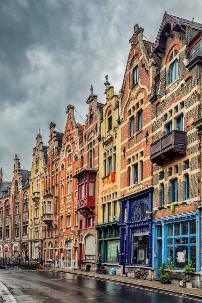 Street and Traditional Brick Row Houses in Brussels, Belgium Brussels is a city with an impressive number of diverse architectural buildings that span from stunning examples of Art Nouveau to more contemporary Modernist projects with organic shapes and environmentally conscious designs. houses in brussels stock pictures, royalty-free photos & images