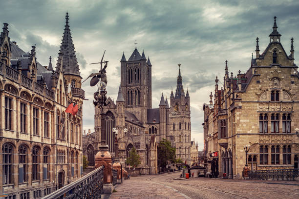 gandawa pejzaż z mostu świętego michała, belgia - local landmark old town skyline cathedral zdjęcia i obrazy z banku zdjęć