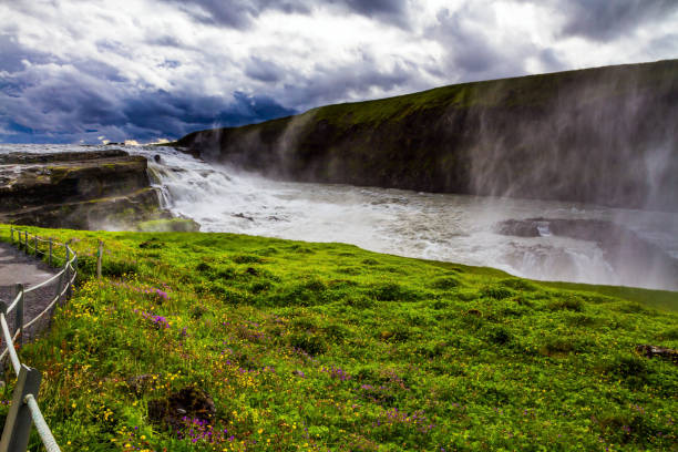 gullfoss "golden falls" w islandii - rumbling zdjęcia i obrazy z banku zdjęć