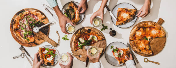 다양한 피자, 음료 및 축하하는 사람들의 평평한 평신도 - pizza party 뉴스 사진 이미지