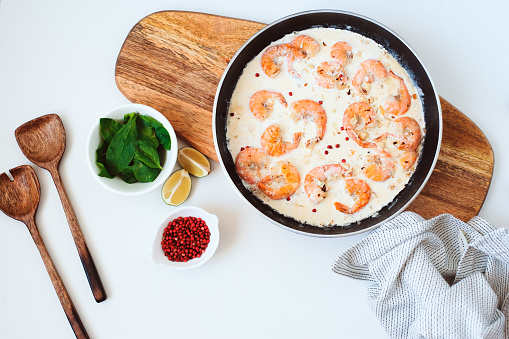 creamy garlic and lime shrimps with coconut milk and pink pepper