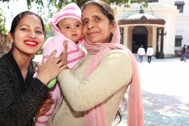 famille restant devant le jardin de lal bagh, indore, inde - lal bagh photos et images de collection