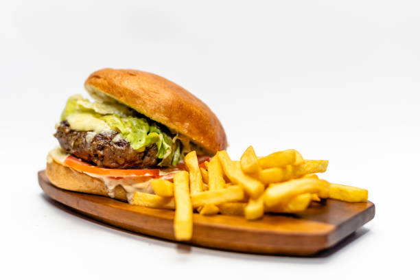 картофель фри и классический сочный говяжий гамбургер - barbecue beef close up multi colored стоковые фото и изображения