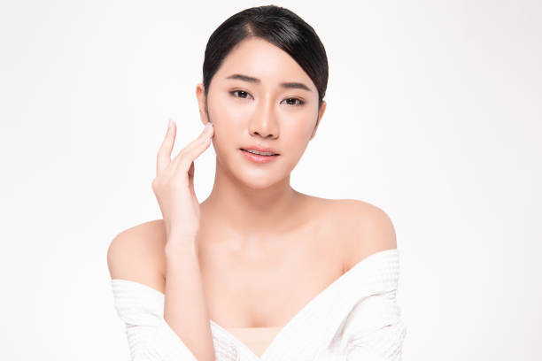 白い背景にきれいな新鮮な肌を持つ美しい若いアジアの女性, 顔のケア, 顔の治療, 美容, 美容とスパ, アジアの女性の肖像画 - 5599 ストックフォトと画像