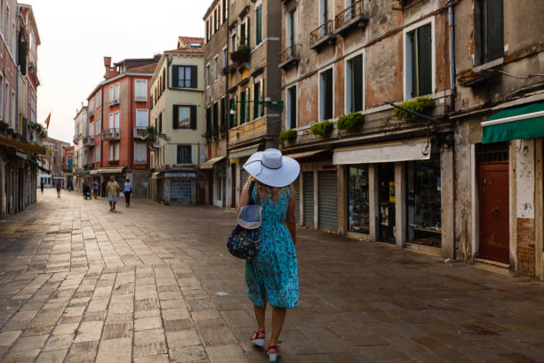 travel tourist woman with backpack in venice, italy. girl on vacation smiling happy by grand canal. girl having fun traveling outdoors. - travel outdoors tourist venice italy imagens e fotografias de stock