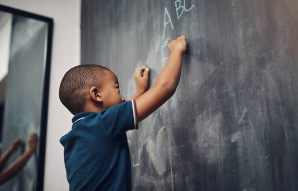 le gusta el acto de crear arte - education blackboard africa youth culture fotografías e imágenes de stock