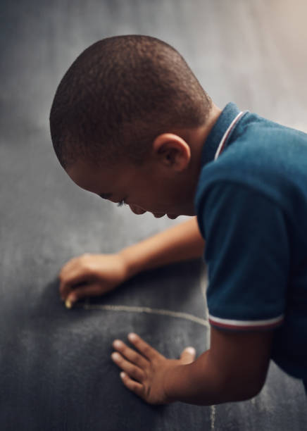 el dibujo es una parte clave en el crecimiento de un niño - education blackboard africa youth culture fotografías e imágenes de stock