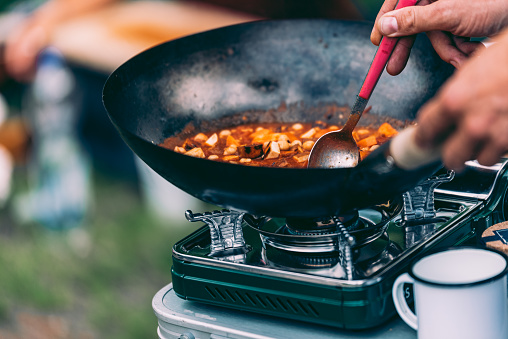 Cooking on the Move – Van Life Diaries: Cooking in a Curry in a Wok Pan