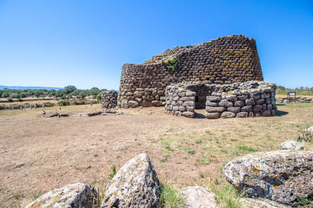 il nuraghe losa, antico edificio megalitico - nuragic foto e immagini stock