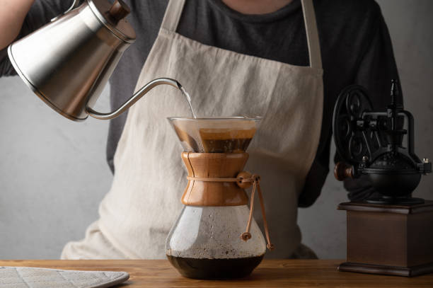 homem pingando café com carafe - pouring water carafe glass - fotografias e filmes do acervo